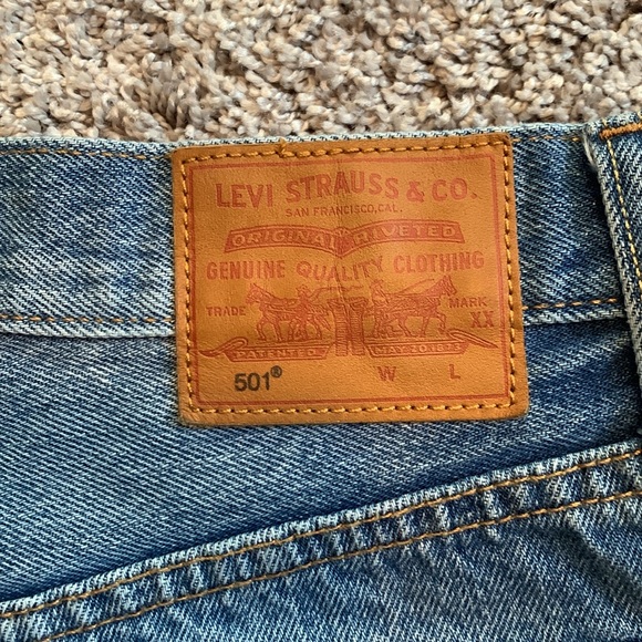 Levi’s 501 jean shorts - Picture 3 of 4